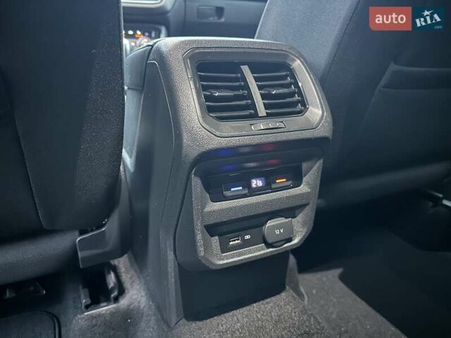 Красный Фольксваген Тигуан, объемом двигателя 2.03 л и пробегом 218 тыс. км за 27950 $, фото 64 на Automoto.ua