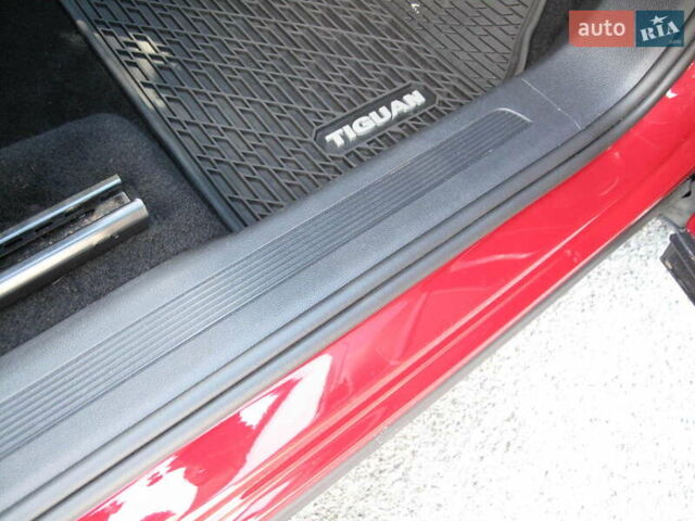 Красный Фольксваген Тигуан, объемом двигателя 2 л и пробегом 80 тыс. км за 21500 $, фото 43 на Automoto.ua