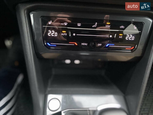 Червоний Фольксваген Тігуан, об'ємом двигуна 1.98 л та пробігом 51 тис. км за 26999 $, фото 47 на Automoto.ua