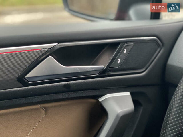 Червоний Фольксваген Тігуан, об'ємом двигуна 1.98 л та пробігом 51 тис. км за 26999 $, фото 72 на Automoto.ua