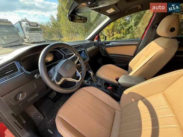 Червоний Фольксваген Тігуан, об'ємом двигуна 1.98 л та пробігом 16 тис. км за 32000 $, фото 9 на Automoto.ua