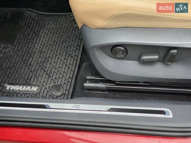 Червоний Фольксваген Тігуан, об'ємом двигуна 1.98 л та пробігом 51 тис. км за 26999 $, фото 67 на Automoto.ua