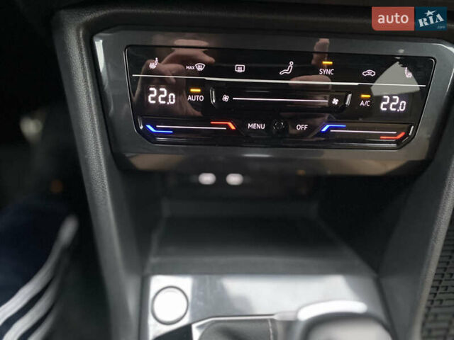 Червоний Фольксваген Тігуан, об'ємом двигуна 1.98 л та пробігом 51 тис. км за 26999 $, фото 46 на Automoto.ua