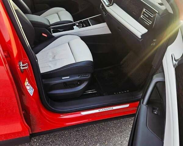 Красный Фольксваген Тигуан, объемом двигателя 1.97 л и пробегом 32 тыс. км за 45000 $, фото 7 на Automoto.ua