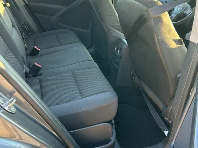 Сірий Фольксваген Тігуан, об'ємом двигуна 2 л та пробігом 220 тис. км за 11000 $, фото 6 на Automoto.ua