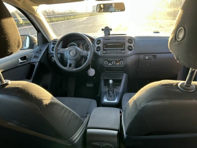 Сірий Фольксваген Тігуан, об'ємом двигуна 2 л та пробігом 220 тис. км за 11000 $, фото 5 на Automoto.ua