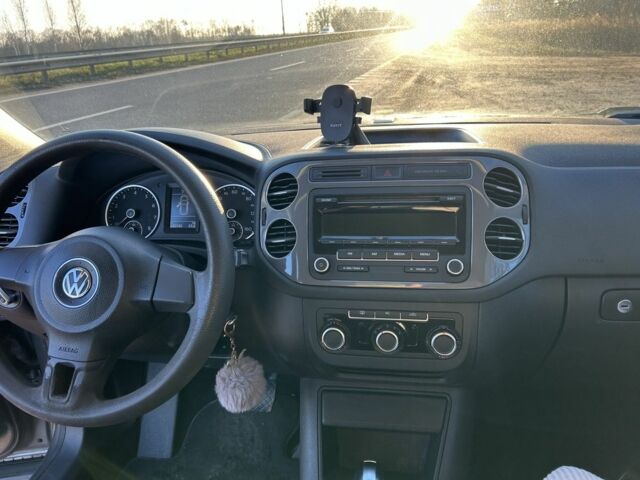 Сірий Фольксваген Тігуан, об'ємом двигуна 2 л та пробігом 220 тис. км за 11000 $, фото 4 на Automoto.ua