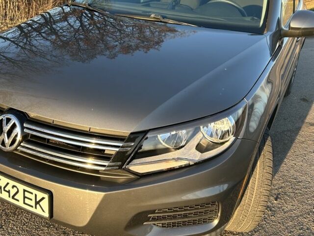 Сірий Фольксваген Тігуан, об'ємом двигуна 2 л та пробігом 220 тис. км за 11000 $, фото 3 на Automoto.ua