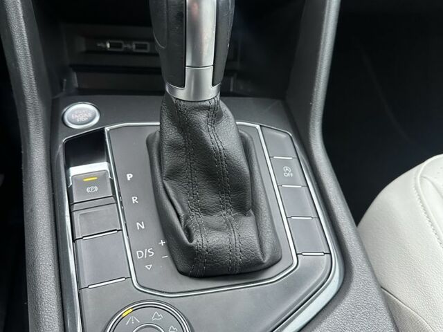 Серый Фольксваген Тигуан, объемом двигателя 2 л и пробегом 138 тыс. км за 16800 $, фото 22 на Automoto.ua