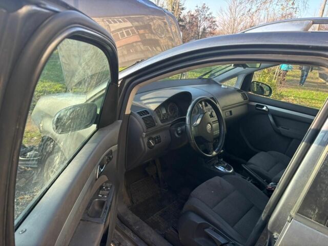 Серый Фольксваген Тигуан, объемом двигателя 2 л и пробегом 140 тыс. км за 1425 $, фото 1 на Automoto.ua