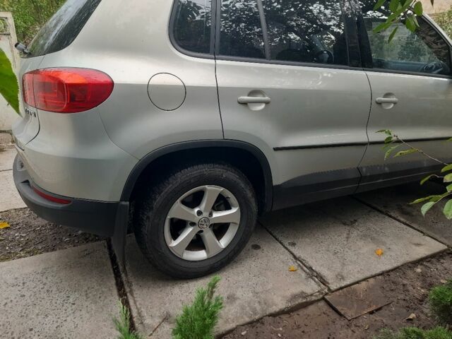 Серый Фольксваген Тигуан, объемом двигателя 2 л и пробегом 174 тыс. км за 12000 $, фото 3 на Automoto.ua