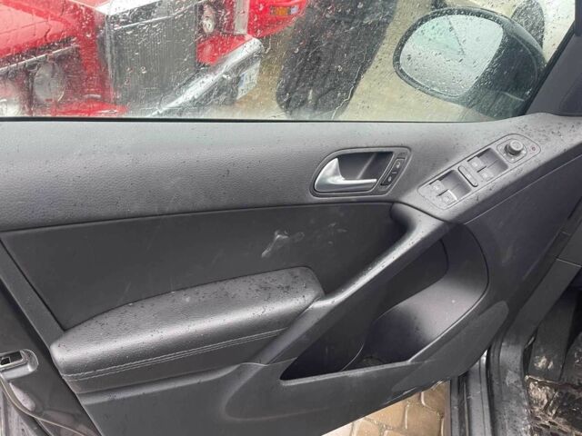 Сірий Фольксваген Тігуан, об'ємом двигуна 0 л та пробігом 208 тис. км за 11000 $, фото 11 на Automoto.ua