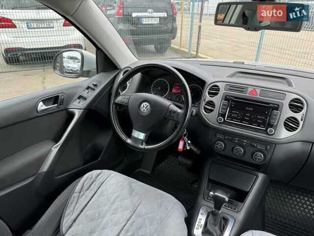 Сірий Фольксваген Тігуан, об'ємом двигуна 1.98 л та пробігом 145 тис. км за 9790 $, фото 32 на Automoto.ua