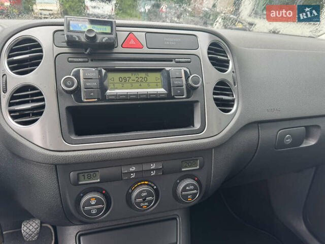 Сірий Фольксваген Тігуан, об'ємом двигуна 1.4 л та пробігом 249 тис. км за 8200 $, фото 17 на Automoto.ua