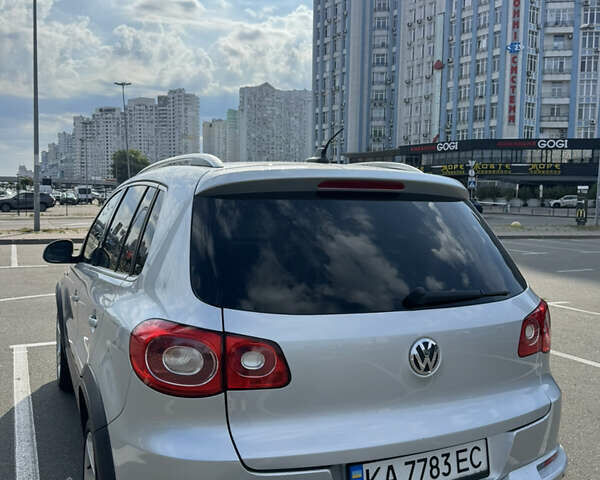 Серый Фольксваген Тигуан, объемом двигателя 1.97 л и пробегом 258 тыс. км за 12600 $, фото 4 на Automoto.ua