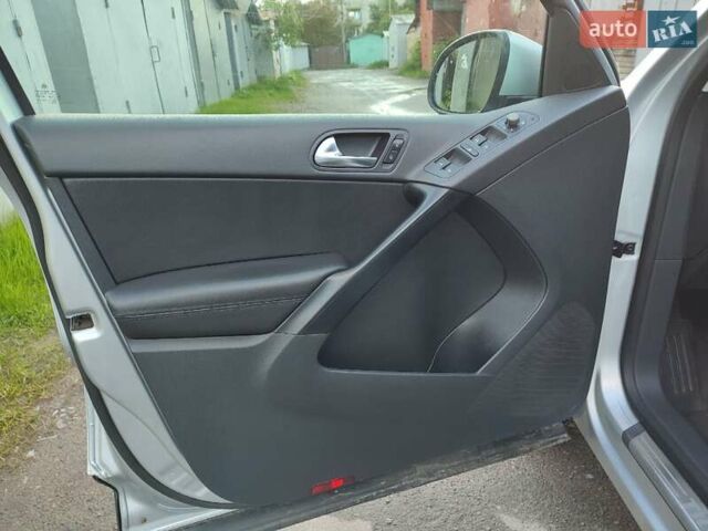 Серый Фольксваген Тигуан, объемом двигателя 1.97 л и пробегом 306 тыс. км за 10000 $, фото 32 на Automoto.ua