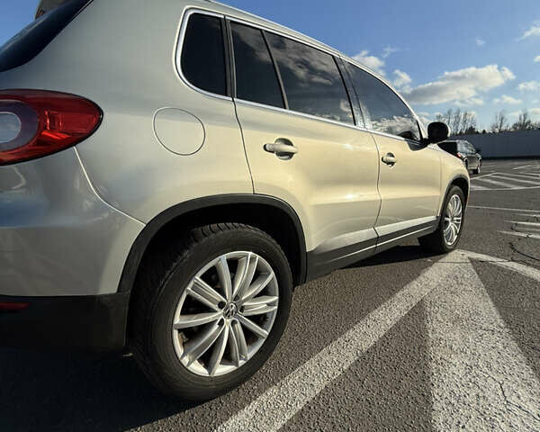 Сірий Фольксваген Тігуан, об'ємом двигуна 2 л та пробігом 158 тис. км за 10800 $, фото 18 на Automoto.ua