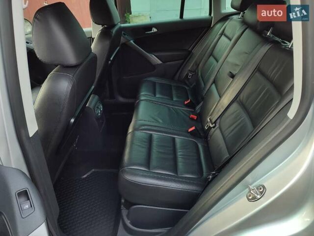 Серый Фольксваген Тигуан, объемом двигателя 1.97 л и пробегом 306 тыс. км за 10000 $, фото 25 на Automoto.ua