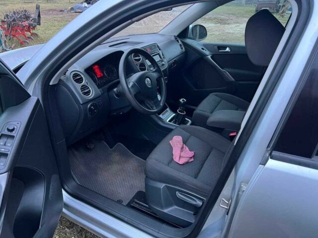 Сірий Фольксваген Тігуан, об'ємом двигуна 2 л та пробігом 251 тис. км за 2500 $, фото 5 на Automoto.ua