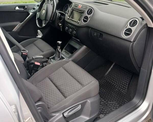 Серый Фольксваген Тигуан, объемом двигателя 2 л и пробегом 272 тыс. км за 9400 $, фото 9 на Automoto.ua