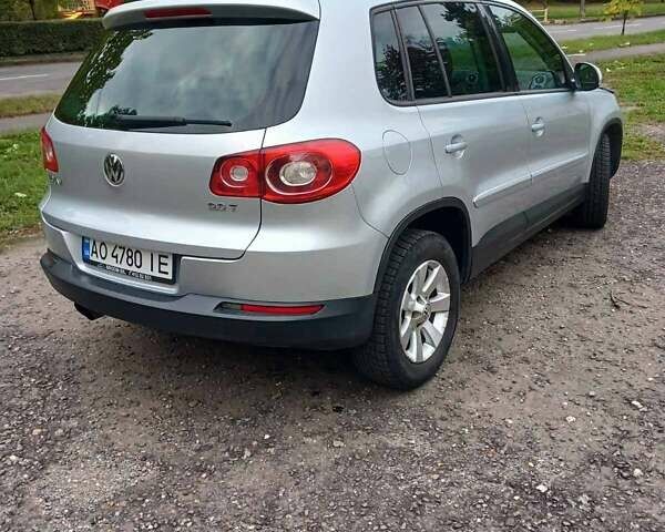 Серый Фольксваген Тигуан, объемом двигателя 2 л и пробегом 272 тыс. км за 9400 $, фото 2 на Automoto.ua
