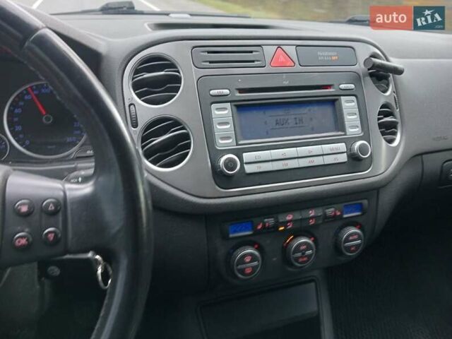 Серый Фольксваген Тигуан, объемом двигателя 2 л и пробегом 235 тыс. км за 9300 $, фото 7 на Automoto.ua