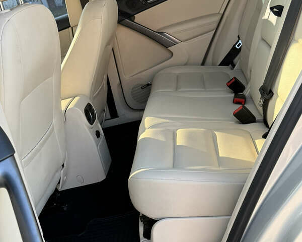 Сірий Фольксваген Тігуан, об'ємом двигуна 2 л та пробігом 158 тис. км за 10800 $, фото 16 на Automoto.ua