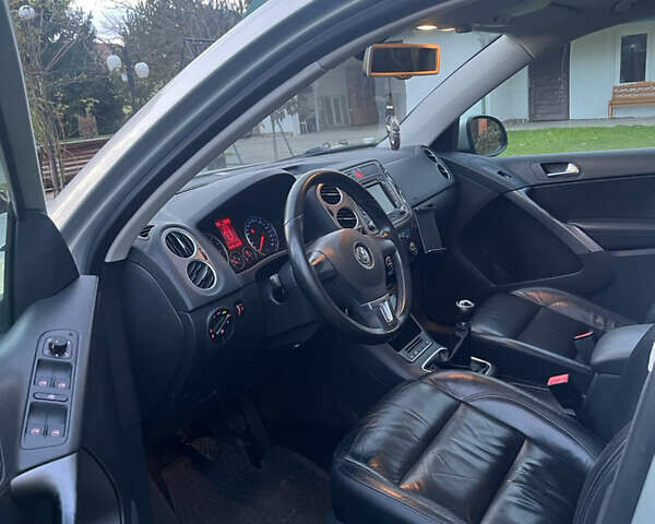 Серый Фольксваген Тигуан, объемом двигателя 2 л и пробегом 254 тыс. км за 10600 $, фото 24 на Automoto.ua