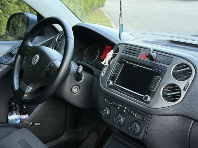 Сірий Фольксваген Тігуан, об'ємом двигуна 2 л та пробігом 265 тис. км за 9200 $, фото 5 на Automoto.ua