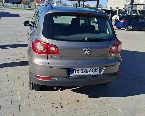 Серый Фольксваген Тигуан, объемом двигателя 1.97 л и пробегом 213 тыс. км за 9500 $, фото 1 на Automoto.ua