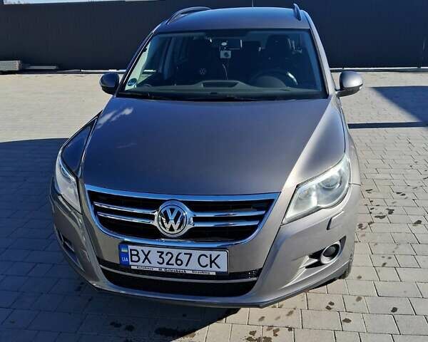 Серый Фольксваген Тигуан, объемом двигателя 1.97 л и пробегом 213 тыс. км за 9500 $, фото 2 на Automoto.ua