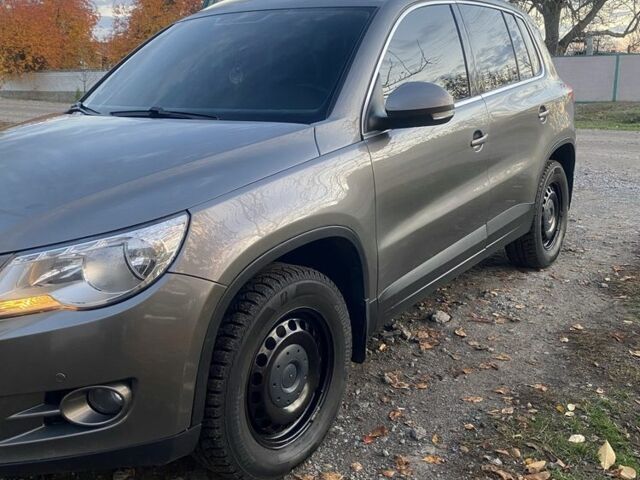 Серый Фольксваген Тигуан, объемом двигателя 2 л и пробегом 230 тыс. км за 11500 $, фото 2 на Automoto.ua