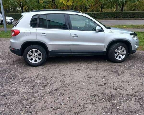 Серый Фольксваген Тигуан, объемом двигателя 2 л и пробегом 272 тыс. км за 9400 $, фото 3 на Automoto.ua