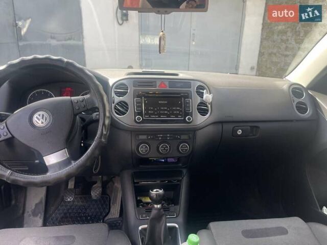 Серый Фольксваген Тигуан, объемом двигателя 1.39 л и пробегом 260 тыс. км за 7500 $, фото 2 на Automoto.ua