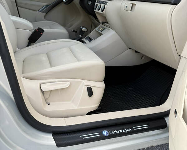 Сірий Фольксваген Тігуан, об'ємом двигуна 2 л та пробігом 158 тис. км за 10800 $, фото 8 на Automoto.ua