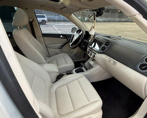 Сірий Фольксваген Тігуан, об'ємом двигуна 2 л та пробігом 158 тис. км за 10800 $, фото 9 на Automoto.ua