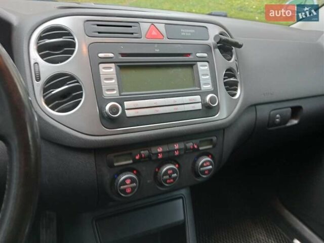 Серый Фольксваген Тигуан, объемом двигателя 2 л и пробегом 235 тыс. км за 9300 $, фото 5 на Automoto.ua