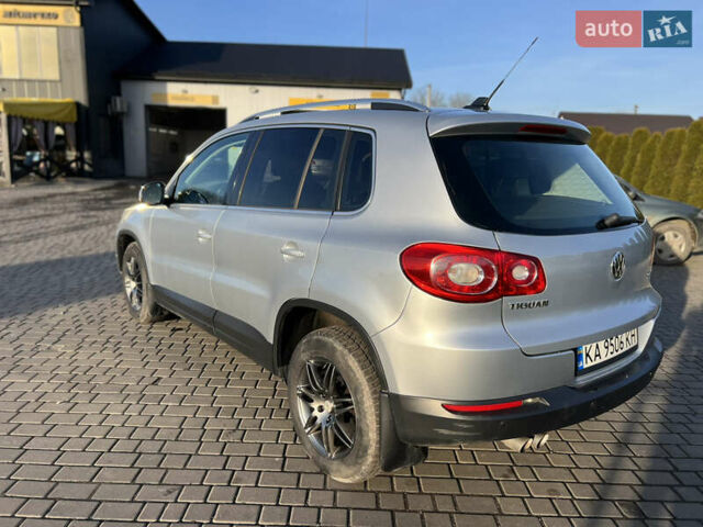 Серый Фольксваген Тигуан, объемом двигателя 2 л и пробегом 270 тыс. км за 9950 $, фото 3 на Automoto.ua