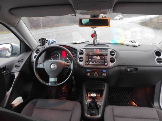 Сірий Фольксваген Тігуан, об'ємом двигуна 2 л та пробігом 254 тис. км за 7896 $, фото 2 на Automoto.ua