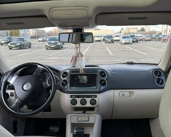 Сірий Фольксваген Тігуан, об'ємом двигуна 2 л та пробігом 158 тис. км за 10800 $, фото 7 на Automoto.ua