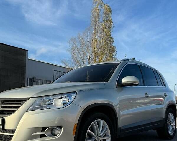 Сірий Фольксваген Тігуан, об'ємом двигуна 2 л та пробігом 158 тис. км за 10800 $, фото 1 на Automoto.ua