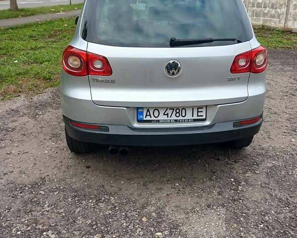 Серый Фольксваген Тигуан, объемом двигателя 2 л и пробегом 272 тыс. км за 9400 $, фото 1 на Automoto.ua