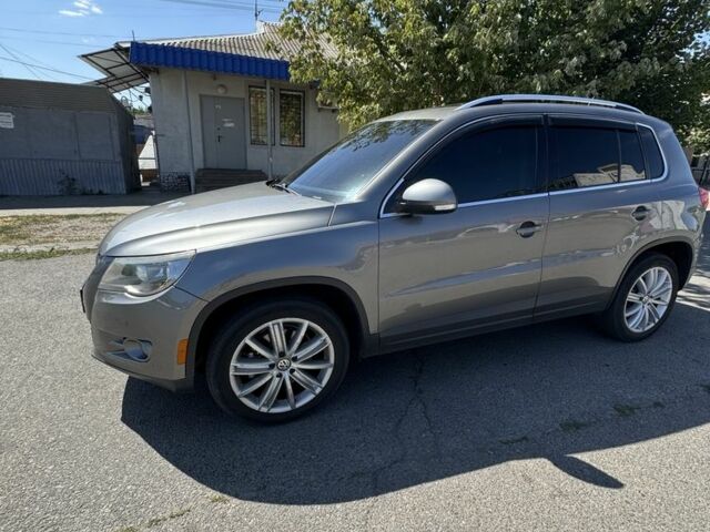 Серый Фольксваген Тигуан, объемом двигателя 2 л и пробегом 222 тыс. км за 9800 $, фото 1 на Automoto.ua