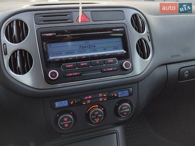 Серый Фольксваген Тигуан, объемом двигателя 1.97 л и пробегом 306 тыс. км за 10000 $, фото 42 на Automoto.ua