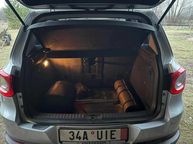 Сірий Фольксваген Тігуан, об'ємом двигуна 2 л та пробігом 251 тис. км за 2500 $, фото 3 на Automoto.ua