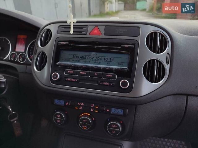 Серый Фольксваген Тигуан, объемом двигателя 1.97 л и пробегом 306 тыс. км за 10000 $, фото 36 на Automoto.ua