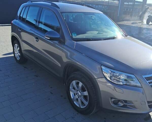 Серый Фольксваген Тигуан, объемом двигателя 1.97 л и пробегом 213 тыс. км за 9500 $, фото 3 на Automoto.ua