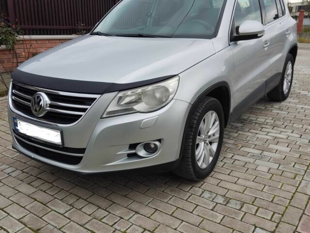 Серый Фольксваген Тигуан, объемом двигателя 2 л и пробегом 350 тыс. км за 9050 $, фото 4 на Automoto.ua