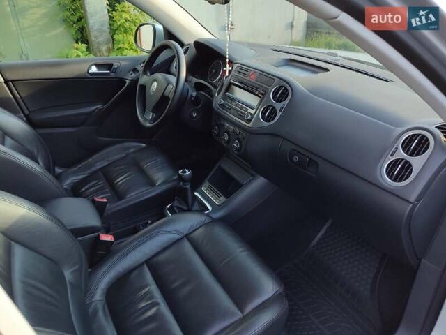 Серый Фольксваген Тигуан, объемом двигателя 1.97 л и пробегом 306 тыс. км за 10000 $, фото 23 на Automoto.ua