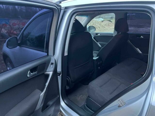 Сірий Фольксваген Тігуан, об'ємом двигуна 2 л та пробігом 251 тис. км за 2500 $, фото 4 на Automoto.ua